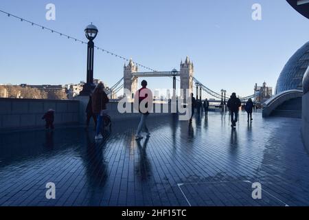 London, Großbritannien 13th. Januar 2022. An klaren Tagen laufen die Menschen entlang der Queen's Walk Promenade neben der Tower Bridge. Kredit: Vuk Valcic / Alamy Live Nachrichten Stockfoto