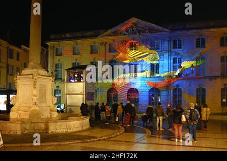 Die Zuschauer sehen eine Sound & Light Show in der Nacht auf der barocken Fassade der Halle aux Grains, oder Markthalle, auf dem Place de la Mairie oder Place de l'Hôtel de Ville Town Square Aix-en-Provence Provence France Stockfoto