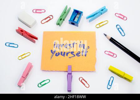 Textschild mit der Aufschrift Invest in yourself. Stockfoto