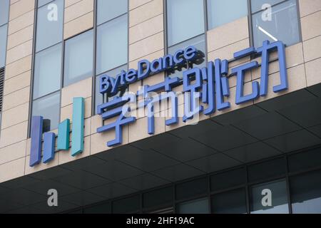 Nahaufnahme des Bytedance-Firmenlogos auf dem Bürogebäude. Ein chinesisches IT-Unternehmen. Entwickler von TikTok. Stockfoto