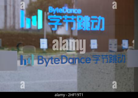 Nahaufnahme des Bytedance Firmenlogos auf dem Glas des Büros. Ein chinesisches IT-Unternehmen. Entwickler von TikTok. Stockfoto