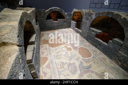 SANLIURFA, TÜRKEI. Ein Mosaik an der Stelle von Haleplibache im Sanliurfa (Urfa) Museum Stockfoto