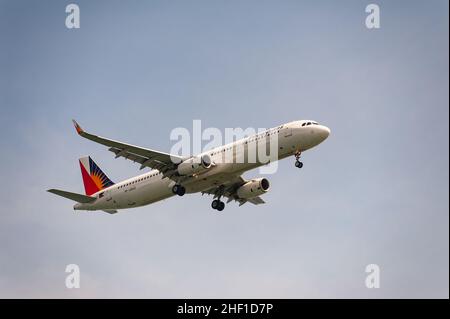 29.11.2021, Singapur, Republik Singapur, Asien - Ein Passagierflugzeug des Typs Philippine Airlines Airbus A321 nähert sich dem Changi Airport zur Landung. Stockfoto