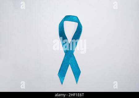 Weißes Banner mit hellblauem Band, Bewusstsein für Prostatakrebs realistisch Stockfoto