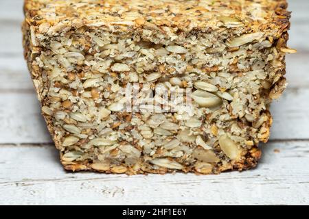 Das Brot machen für Menschen, die Gluten-Unverträglichkeit haben, stellen Sie sicher, Hafer zu verwenden, die glutenfrei zertifiziert sind. Die Flohsamen-Schalen bieten ein Bindemittel Stockfoto