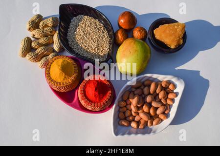 Tilgul Sesam Chikki Bars. Peanut Chikki und Sesam til Chiki Brühlinge mit haldi Kumkum, indischer grüner Apfel-Jujube ber, braunen Bora-Früchten und ganz g Stockfoto