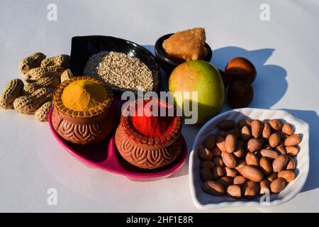 Tilgul Sesam Chikki Bars. Peanut Chikki und Sesam til Chiki Brühlinge mit haldi Kumkum, indischer grüner Apfel-Jujube ber, braunen Bora-Früchten und ganz g Stockfoto