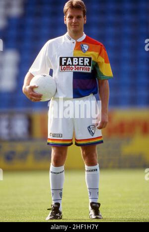 Gelsenkirchen, Deutschland. 13th Jan, 2022. firo: Fuvuball: Fußball: Archivfotos 1.Bundesliga-Saison 1998/1999. 98/99 VFL Bochum Mirko Dickhaut, whole figure Credit: dpa/Alamy Live News Stockfoto