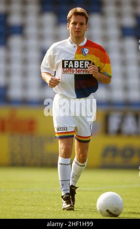 Gelsenkirchen, Deutschland. 13th Jan, 2022. firo: Fuvuball: Fußball: Archivfotos 1.Bundesliga-Saison 1998/1999. 98/99 VFL Bochum Mirko Dickhaut, whole figure Credit: dpa/Alamy Live News Stockfoto