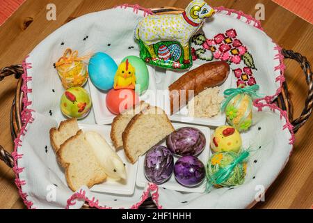 Der Segen der Osterkörbe ist eine der beständigsten und beliebtesten polnischen Traditionen am Karsamstag zu Ostern. Stockfoto