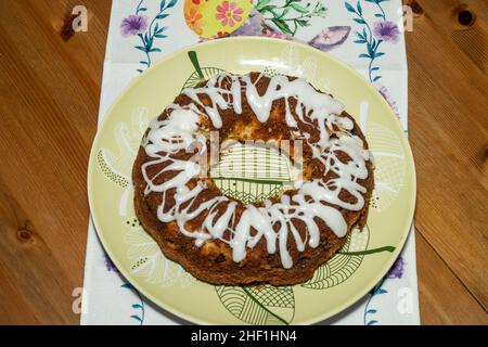 Babka ist ein schwammiges Hefegebäck, das traditionell am Ostersonntag in Polen, Weißrussland, der Ukraine und Westrussland gebacken wird. Stockfoto