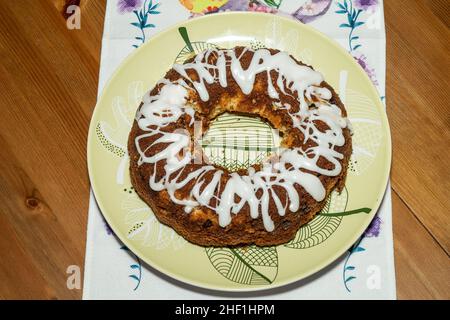 Babka ist ein schwammiges Hefegebäck, das traditionell am Ostersonntag in Polen, Weißrussland, der Ukraine und Westrussland gebacken wird. Stockfoto