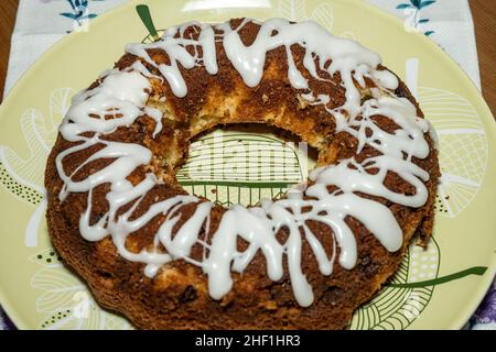 Babka ist ein schwammiges Hefegebäck, das traditionell am Ostersonntag in Polen, Weißrussland, der Ukraine und Westrussland gebacken wird. Stockfoto