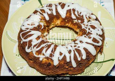 Babka ist ein schwammiges Hefegebäck, das traditionell am Ostersonntag in Polen, Weißrussland, der Ukraine und Westrussland gebacken wird. Stockfoto