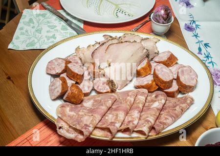 Ostersonntag wird mit einem Osterfrühstück gefeiert. Zum Osterfrühstück gehören die am Ostersamstag gesegneten Speisen sowie andere traditionelle Speisen aus dem Osten Stockfoto