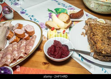 Ostersonntag wird mit einem Osterfrühstück gefeiert. Zum Osterfrühstück gehören die am Ostersamstag gesegneten Speisen sowie andere traditionelle Speisen aus dem Osten Stockfoto