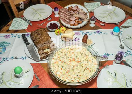 Ostersonntag wird mit einem Osterfrühstück gefeiert. Zum Osterfrühstück gehören die am Ostersamstag gesegneten Speisen sowie andere traditionelle Speisen aus dem Osten Stockfoto