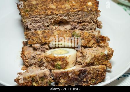 Klops besteht aus gemahlenem Schweinefleisch und/oder Rindfleisch, Zwiebeln und Knoblauch, mit einem obligatorischen hart gekochten Ei im Inneren. Stockfoto