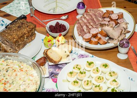 Ostersonntag wird mit einem Osterfrühstück gefeiert. Zum Osterfrühstück gehören die am Ostersamstag gesegneten Speisen sowie andere traditionelle Speisen aus dem Osten Stockfoto