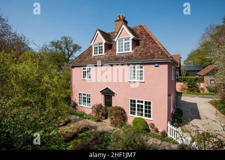 Motts Farmhouse, Chilton Street, Suffolk - 20. April 2018: Freistehendes traditionelles ehemaliges Bauernhaus mit typischen Dachfenstern und steil abfallend Stockfoto