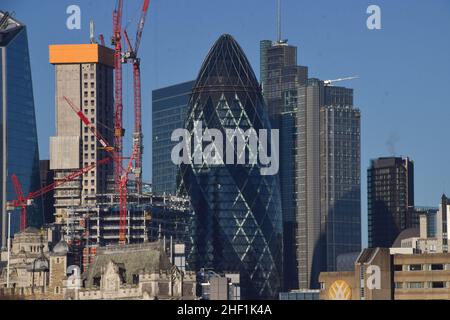 London, Großbritannien 13th. Januar 2022. Rund um den Gherkin in der City of London werden weiterhin neue Türme gebaut. Kredit: Vuk Valcic / Alamy Live Nachrichten Stockfoto