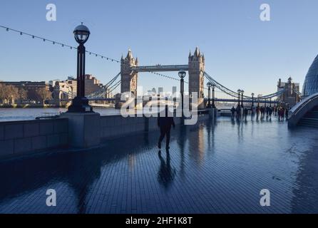 London, Großbritannien 13th. Januar 2022. An klaren Tagen laufen die Menschen entlang der Queen's Walk Promenade neben der Tower Bridge. Kredit: Vuk Valcic / Alamy Live Nachrichten Stockfoto