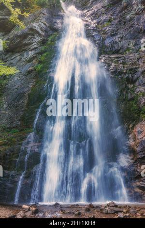 Der mächtige Wasserfall in Sutovo in der Slowakei, Europa. Stockfoto