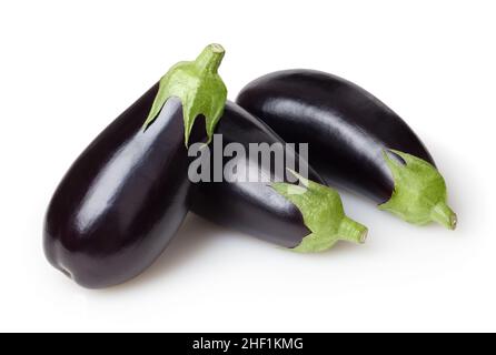 Frische Auberginen auf weißem Hintergrund mit Freistellungspfad isoliert Stockfoto