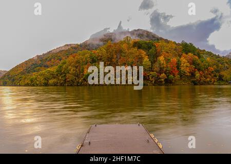 Angelpier am Bluestone River, umgeben von Herbstlaub und Bergen, Bluestone State Park, West Virginia, USA Stockfoto