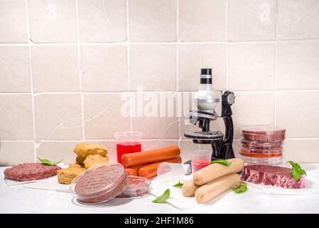 Labor gezüchtet Fleisch Alternativen Konzept, verschiedene Labor gezüchtet Fleisch-Typen rot und weiß Fleisch mit Mikroskop, Laborzubehör, Messgerät Stockfoto