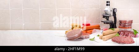 Labor gezüchtet Fleisch Alternativen Konzept, verschiedene Labor gezüchtet Fleisch-Typen rot und weiß Fleisch mit Mikroskop, Laborzubehör, Messgerät Stockfoto