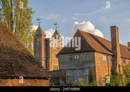 Schloss Sissinghurst und Gärten vom öffentlichen Fußweg aus. Stockfoto