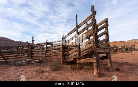 Holzkorral- und Rinderladerampe in Comb Wash im Süden von Utah. Stockfoto