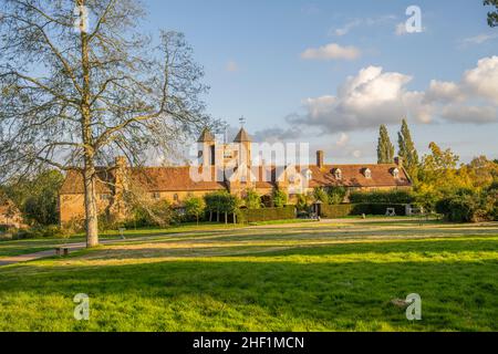 Schloss Sissinghurst und Gärten vom öffentlichen Fußweg aus. Stockfoto