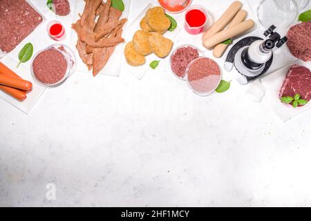 Labor gezüchtet Fleisch Alternativen Konzept, verschiedene Labor gezüchtet Fleisch-Typen rot und weiß Fleisch mit Mikroskop, Laborzubehör, Messgerät Stockfoto