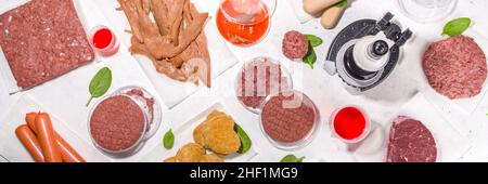 Labor gezüchtet Fleisch Alternativen Konzept, verschiedene Labor gezüchtet Fleisch-Typen rot und weiß Fleisch mit Mikroskop, Laborzubehör, Messgerät Stockfoto