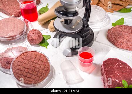 Labor gezüchtet Fleisch Alternativen Konzept, verschiedene Labor gezüchtet Fleisch-Typen rot und weiß Fleisch mit Mikroskop, Laborzubehör, Messgerät Stockfoto