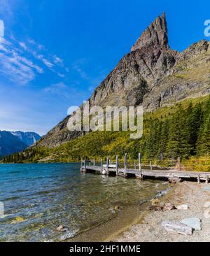 Schwimmender Pier am Lake Josephine auf dem Grinnell Glacier Trail, Glacier National Park, Montana, USA Stockfoto