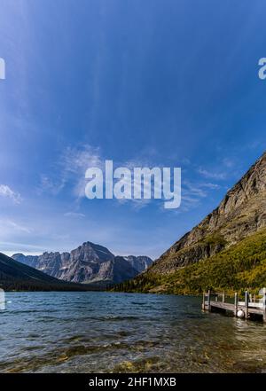 Schwimmender Pier am Lake Josephine auf dem Grinnell Glacier Trail, Glacier National Park, Montana, USA Stockfoto