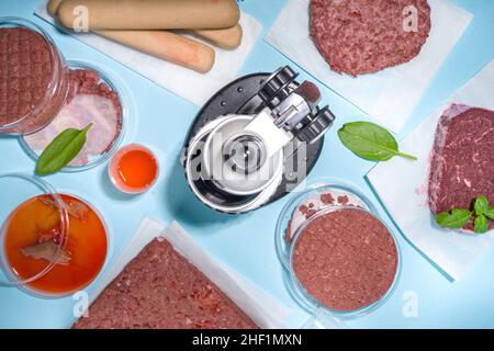 Labor gezüchtet Fleisch Alternativen Konzept, verschiedene Labor gezüchtet Fleisch-Typen rot und weiß Fleisch mit Mikroskop, Laborzubehör, Messgerät Stockfoto