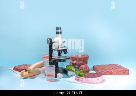 Labor gezüchtet Fleisch Alternativen Konzept, verschiedene Labor gezüchtet Fleisch-Typen rot und weiß Fleisch mit Mikroskop, Laborzubehör, Messgerät Stockfoto