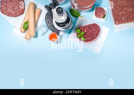 Labor gezüchtet Fleisch Alternativen Konzept, verschiedene Labor gezüchtet Fleisch-Typen rot und weiß Fleisch mit Mikroskop, Laborzubehör, Messgerät Stockfoto