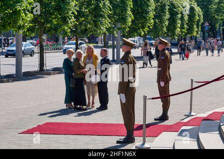 Tallinn, Estland - 15 2019. Juni: Soldaten am Eingang des Estnischen Theaters zu einem offiziellen Besuch des estnischen Präsidenten und der dänischen Königin Stockfoto