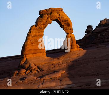 Delicate Arch im Arches National Park, vom Aussichtspunkt Upper Delicate Arch bei Sonnenaufgang aus gesehen. Stockfoto