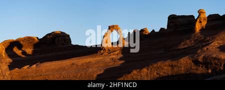 Delicate Arch im Arches National Park, vom Aussichtspunkt Upper Delicate Arch bei Sonnenaufgang aus gesehen. Stockfoto