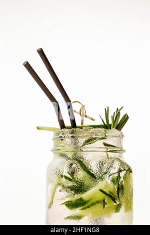 Ein kühles Getränk von Mojito in Jar mit einem Strohhalm auf dem Tisch. Weißer Hintergrund Stockfoto