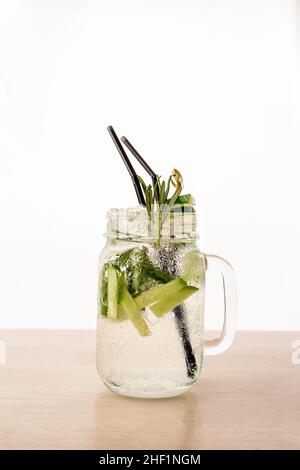Ein kühles Getränk von Mojito in Jar mit einem Strohhalm auf dem Tisch. Weißer Hintergrund Stockfoto