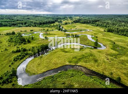 Das Tal des Flusses, die Draufsicht von der Drohne Stockfoto