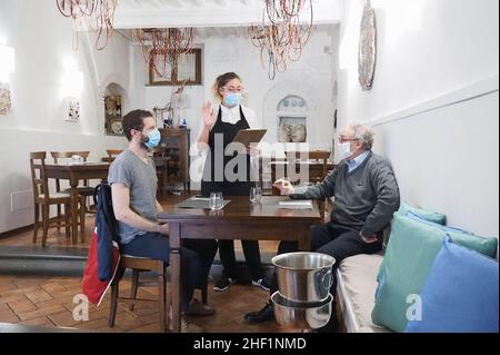 Italien, Region Toskana, Arezzo, 18. Mai 2020: Wiedereröffnung in Italien nach einem Coronavirus-Notfall. Restaurants, Bars, Geschäft, Friseurgeschäfte, Schönheitssalons, mus Stockfoto