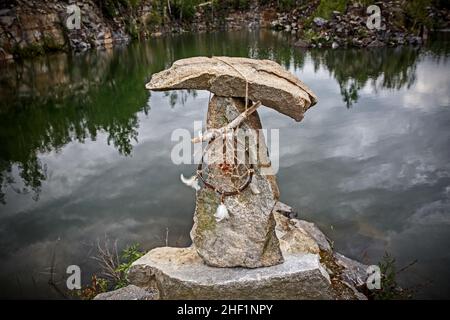 Traumfänger auf einer Steinpyramide Stockfoto